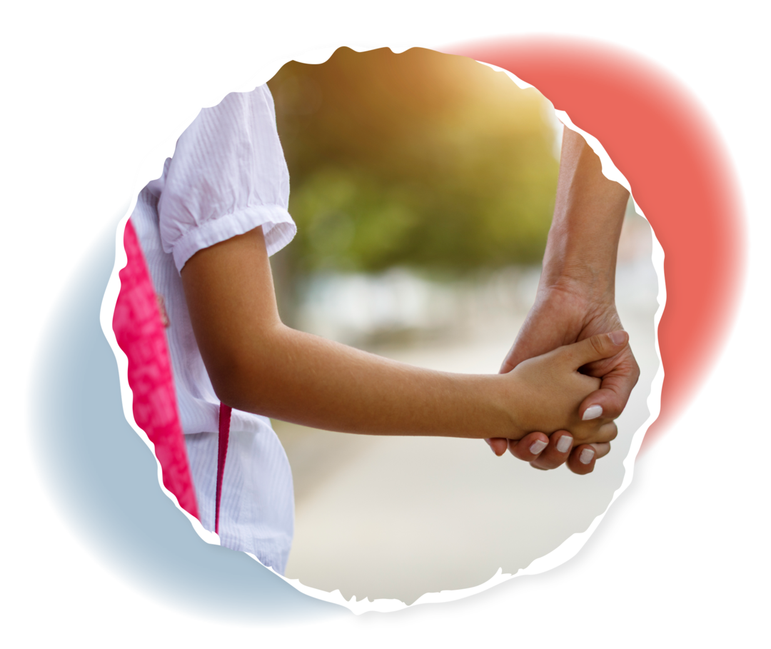 ALL: Unterstützung des Kindes Ein junges Mädchen hält die Hand seiner Mutter.