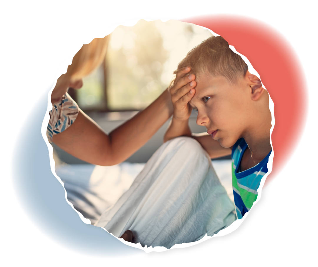 Ein Junge hält die Hand gegen seine Stirn und schaut angestrengt. Neben ihm sitzt eine Frau und hält seinen Kopf