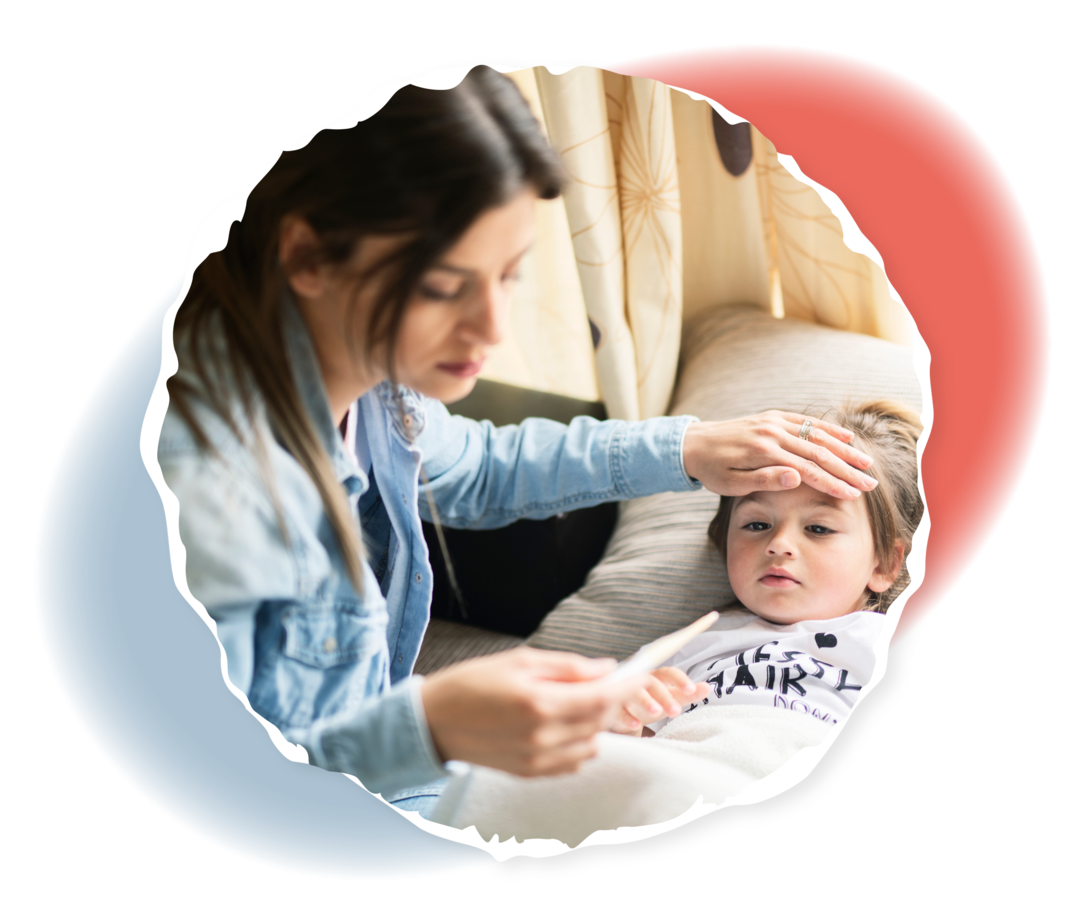 Eine Frau hält einem jungen Mädchen die Hand auf die Stirn und schaut auf ein Fieberthermometer in ihrer Hand.