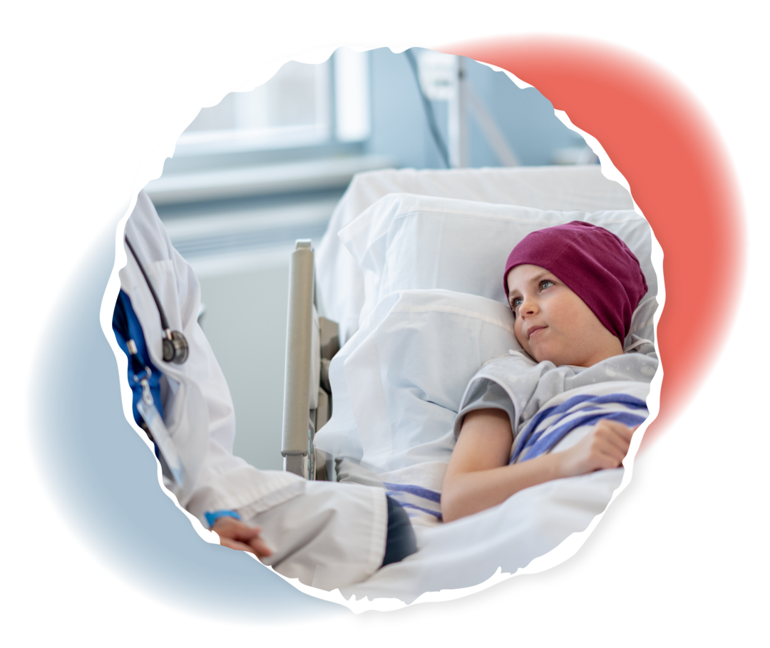 Ein Junge mit Kopftuch liegt in einem Krankenhausbett. Er schaut einen Arzt an, der neben ihm sitzt.