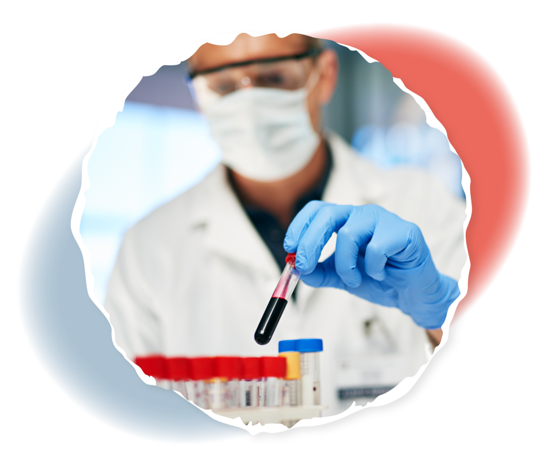 Ein Forscher hält eine Blutprobe in seiner Hand.