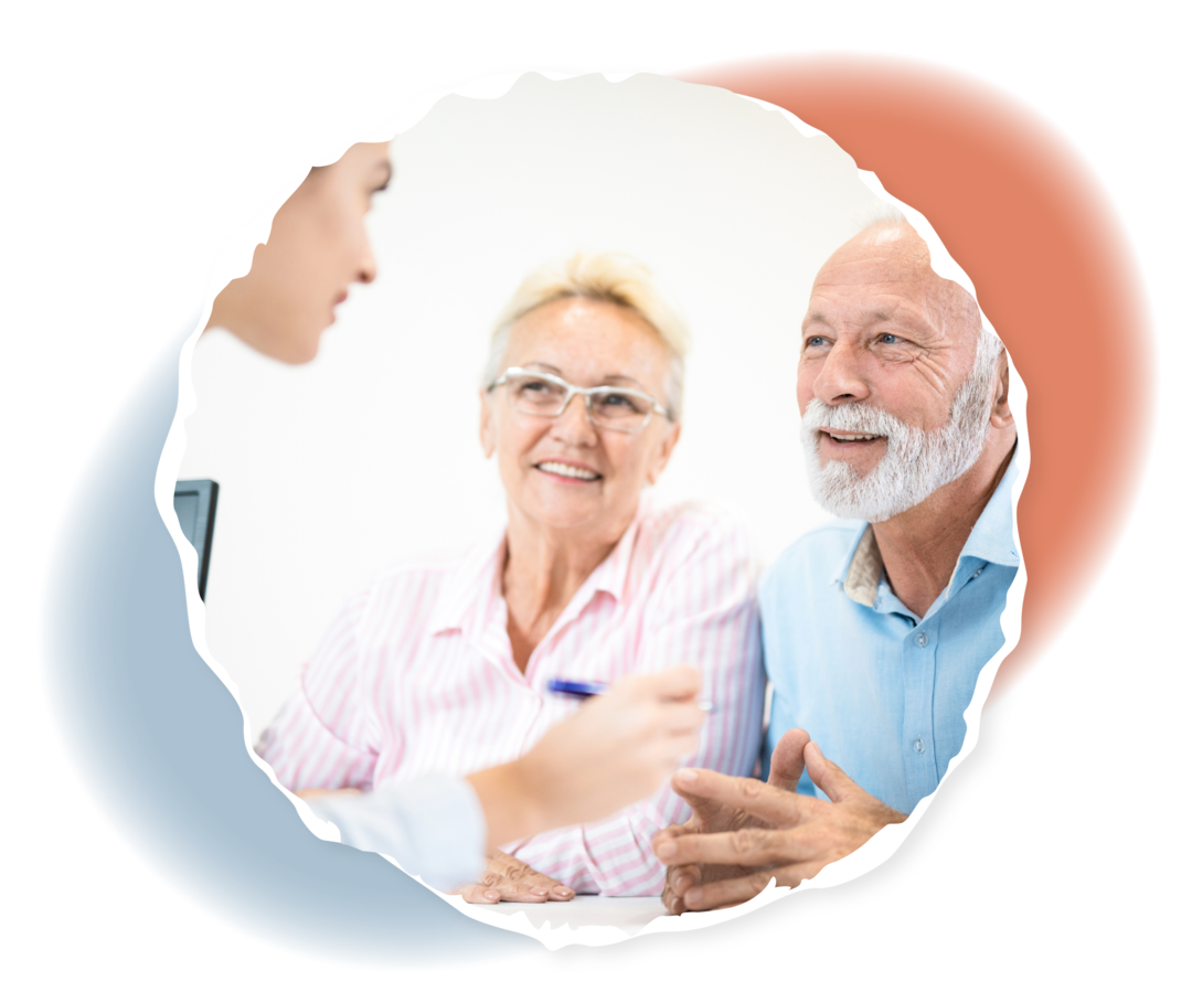 Zwei ältere Menschen sitzen einer Ärztin gegenüber.