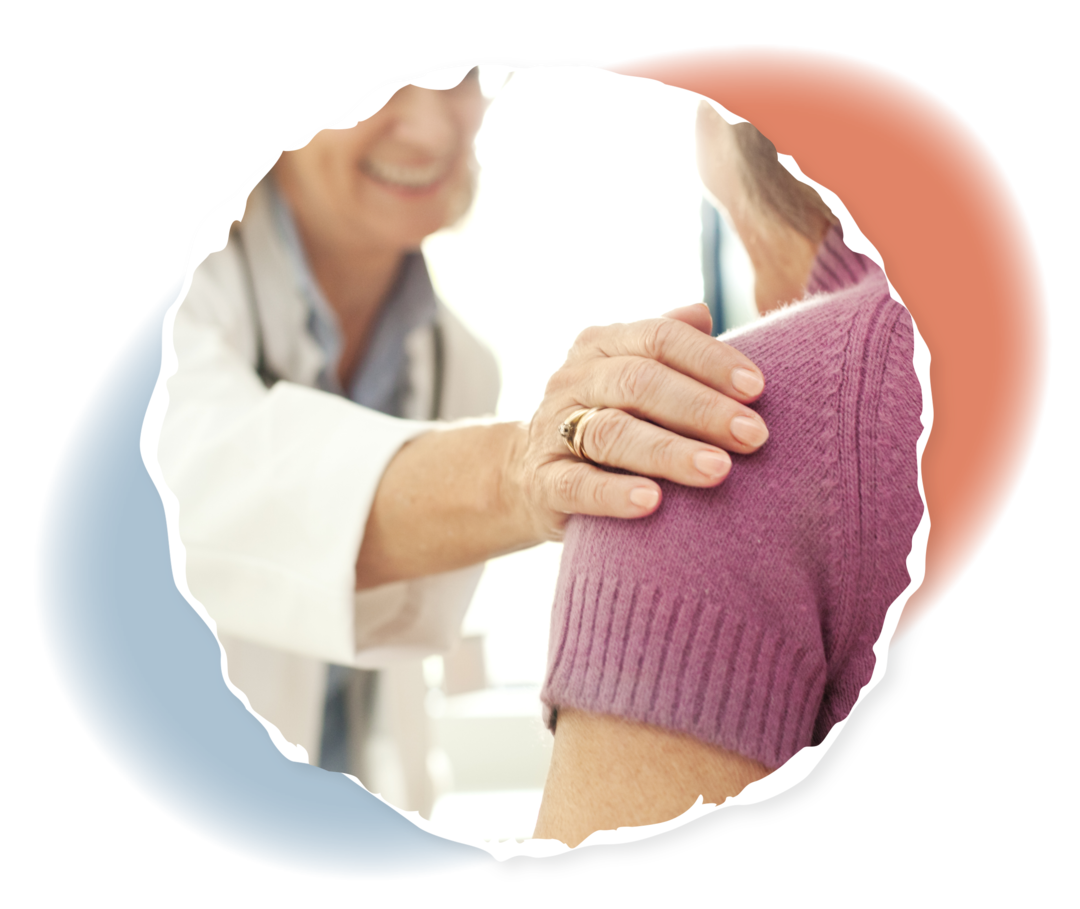 Eine Ärztin legt ihre Hand auf die Schulter einer Patientin. 