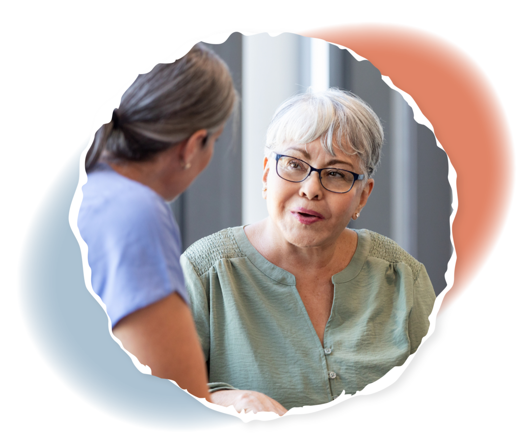 Eine ältere Frau und eine Ärztin im Gespräch.