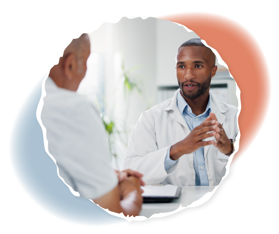 Ein Arzt und ein älterer Mann sitzen sich gegenüber. 