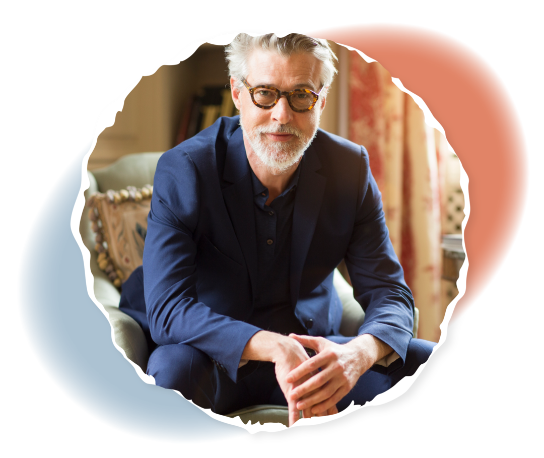 Follikuläres Lymphom  Eine ältere Person sitzt auf einem Stuhl und blickt freundlich in die Kamera.