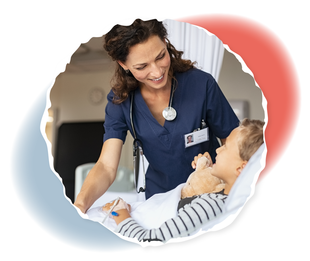 Ein Junge liegt in einem Krankenhausbett. Eine Ärztin beugt sich über ihn.