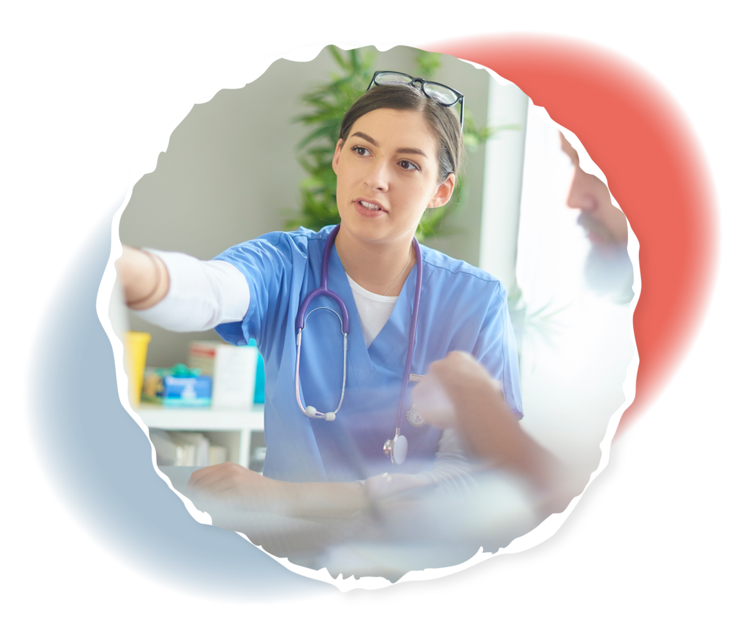 Eine Ärztin und ein Arzt schauen auf einen Computerbildschirm.