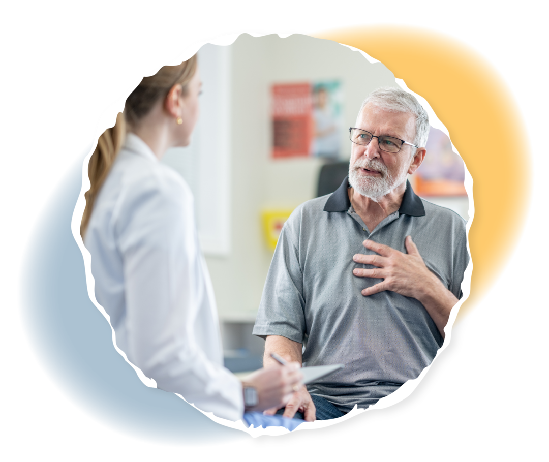 Myelofibrose: Anamnese Ein älterer Mann sitzt einer Ärztin gegenüber.