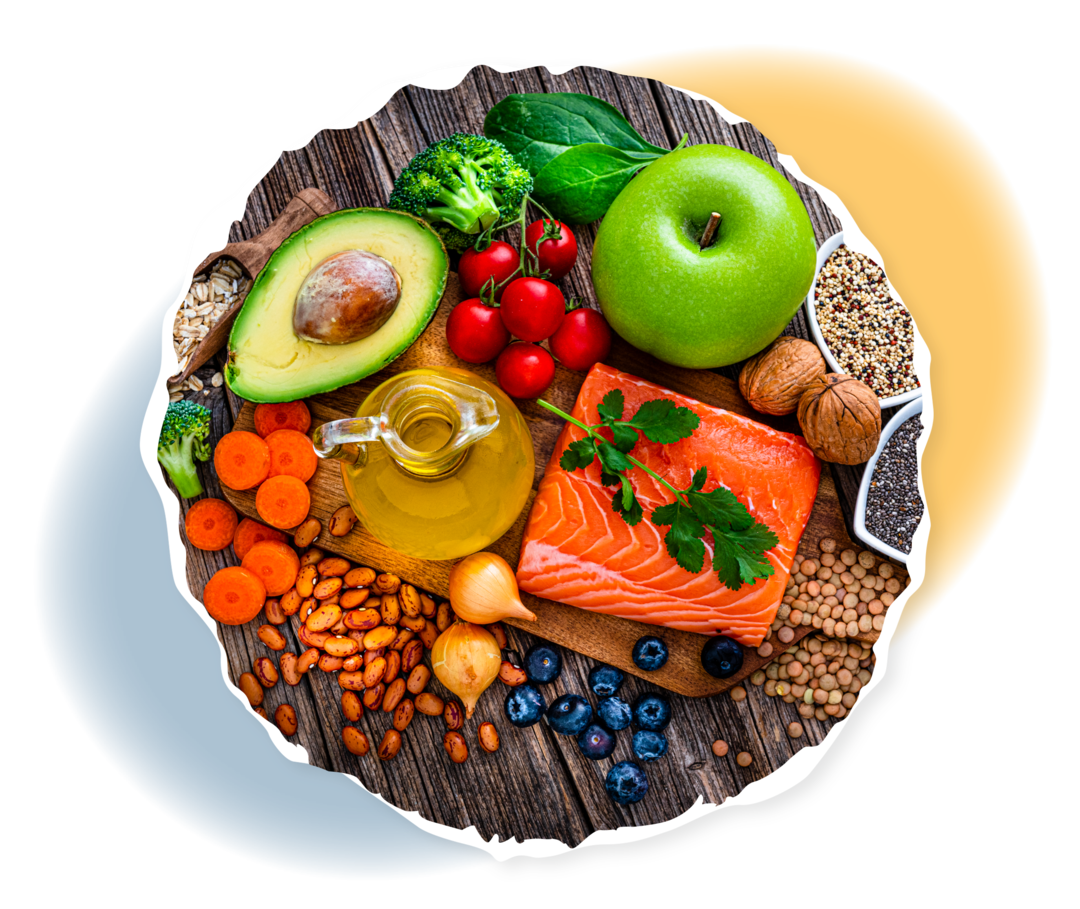 Auf einem Holzuntergrund sind verschiedene gesunde Lebensmittel angerichtet.