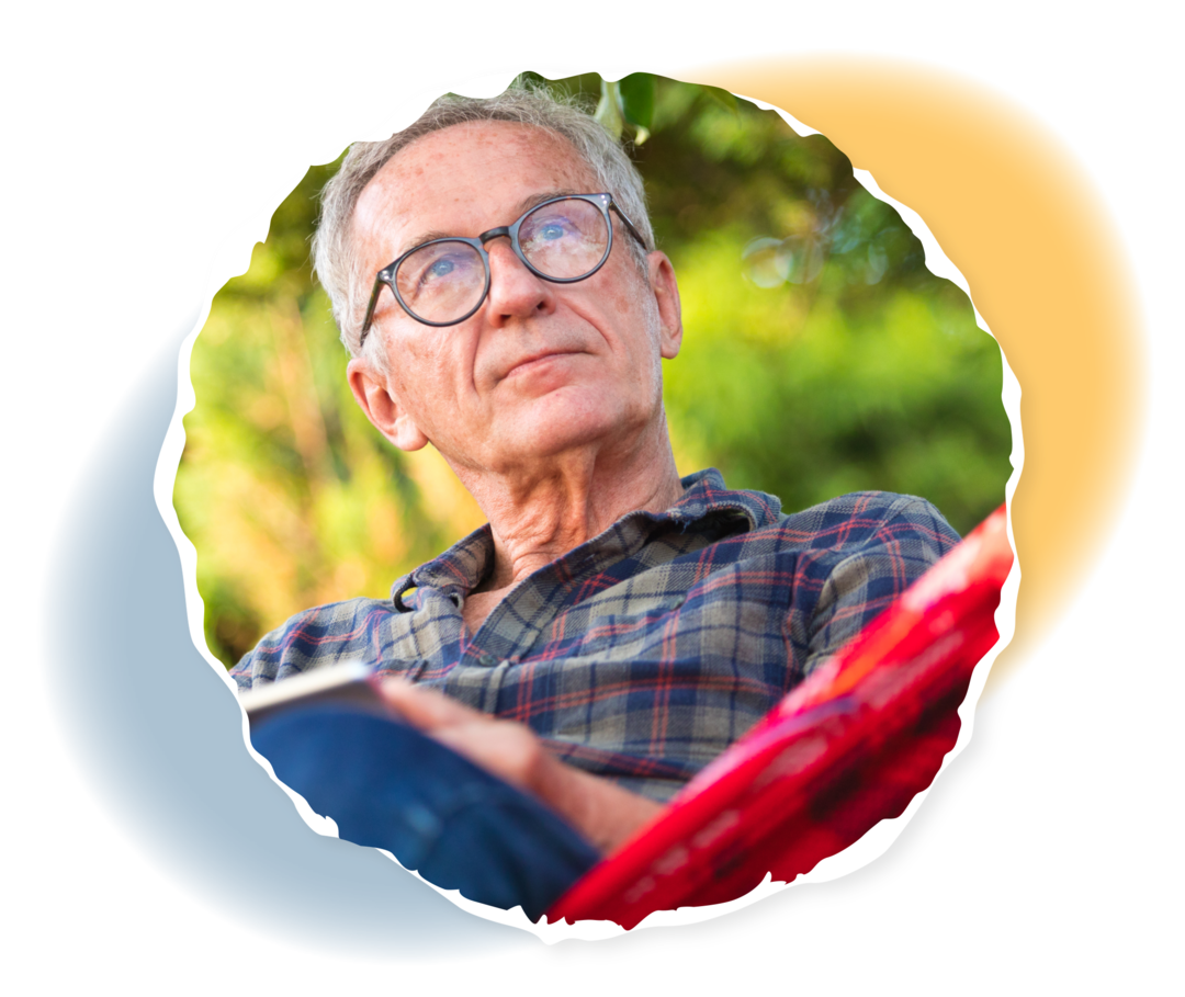 Ein älterer Mann sitzt in einer Hängematte.