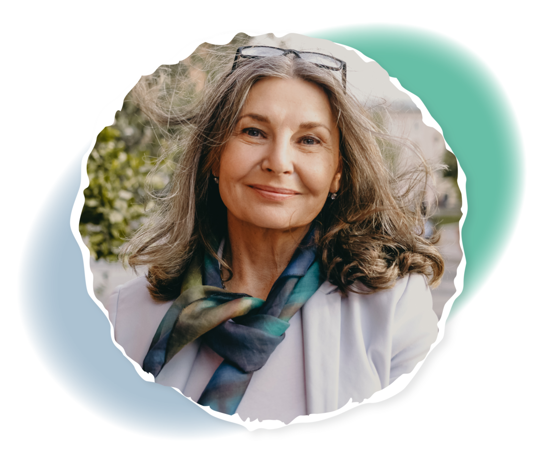 Eine ältere Frau lächelt in die Kamera. 