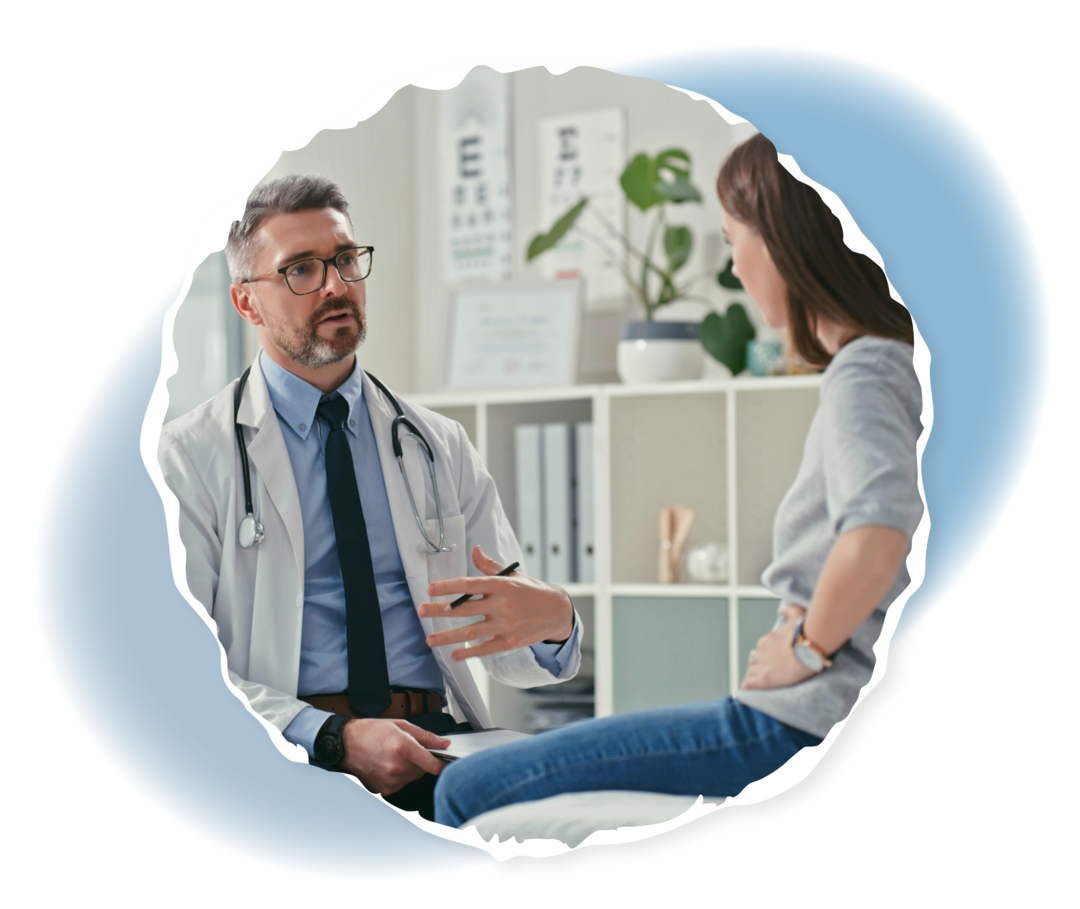 Eine Frau sitzt einem Arzt gegenüber.