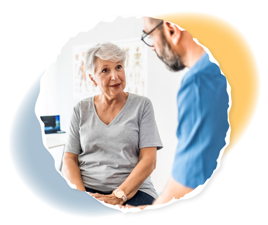Myelofibrose: Diagnose Eine ältere Frau sitzt einem Arzt gegenüber.