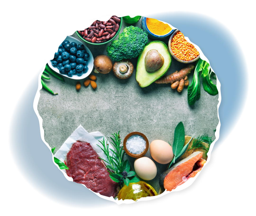 Ein Tisch mit verschiedenen Lebensmitteln, inmitten derer ein Notizblock liegt.