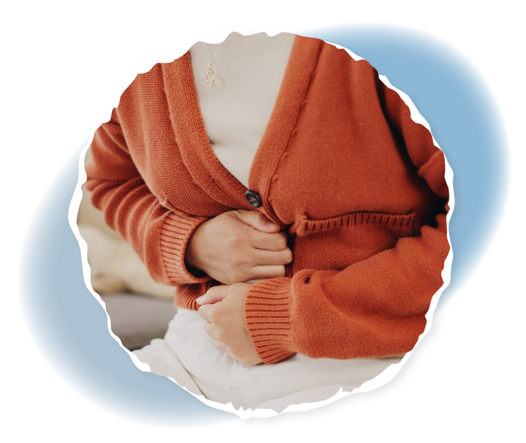 Ernährung bei GvHD Eine Frau hält sich den Bauch.