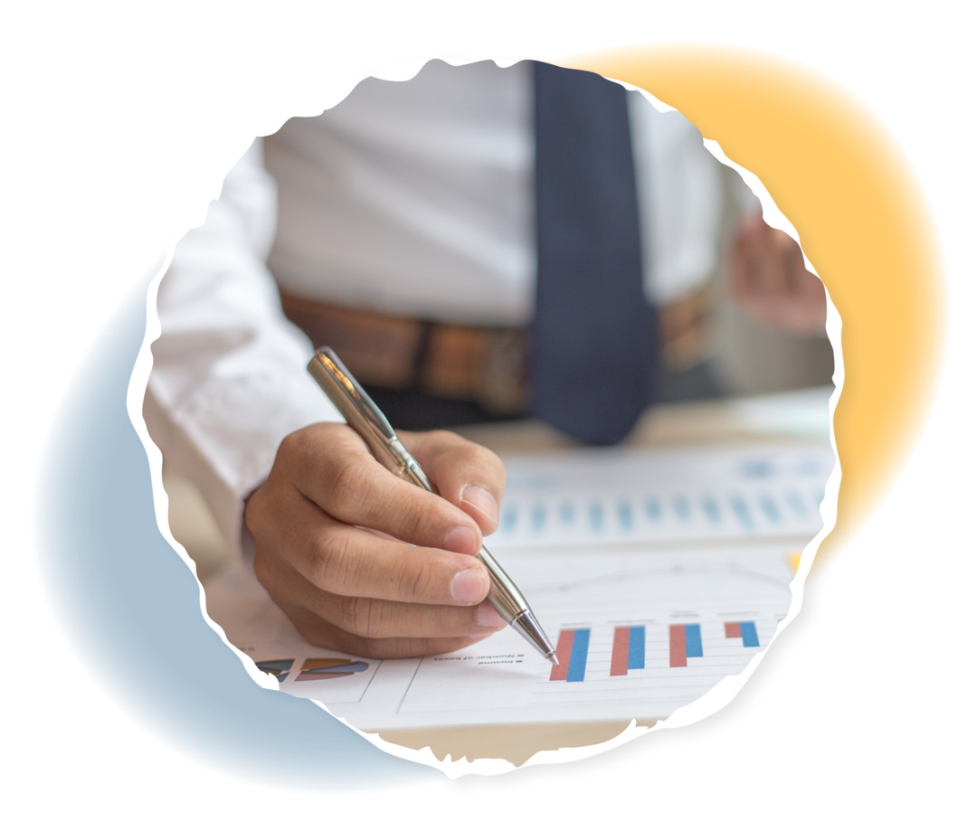 Eine Person hält einen Stift über ein Blatt Papier, das verschiedene Grafiken zeigt.