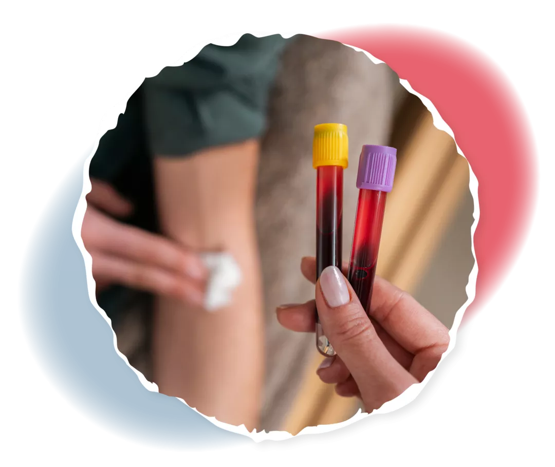 Eine Hand hält zwei Röhrchen mit Blut. Im Hintergrund drückt sich ein Mann einen Tupfer auf die Ellenbeuge.