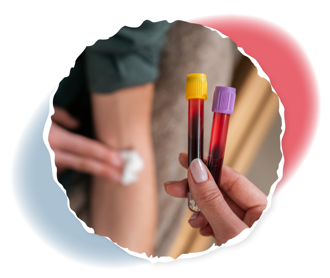 Eine Hand hält zwei Röhrchen mit Blut. Im Hintergrund drückt sich ein Mann einen Tupfer auf die Ellenbeuge.