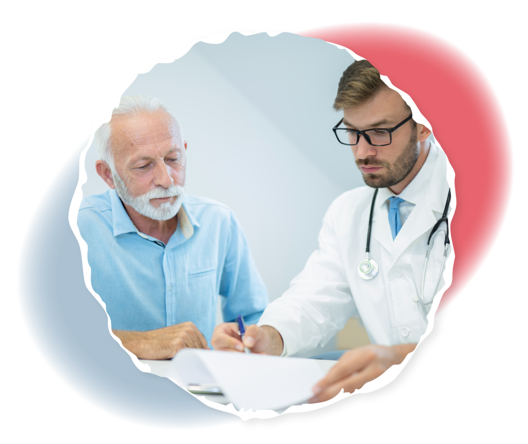 Ein älterer Mann und ein Arzt sitzen an einem Tisch.