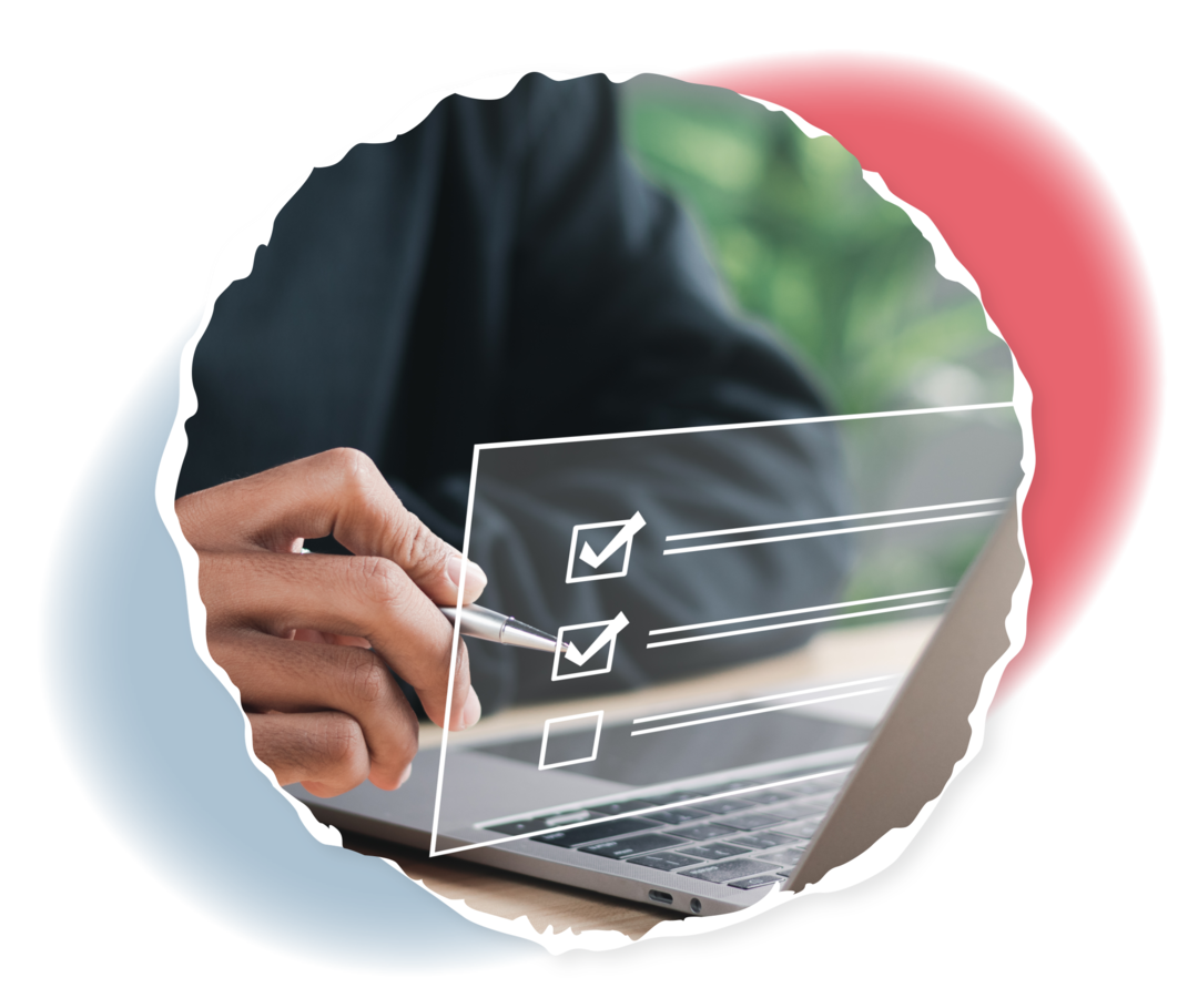 Bild eines Laptops. Darüber ist eine imaginäre Checkliste eingeblendet, bei der ein Mann Häkchen setzt.