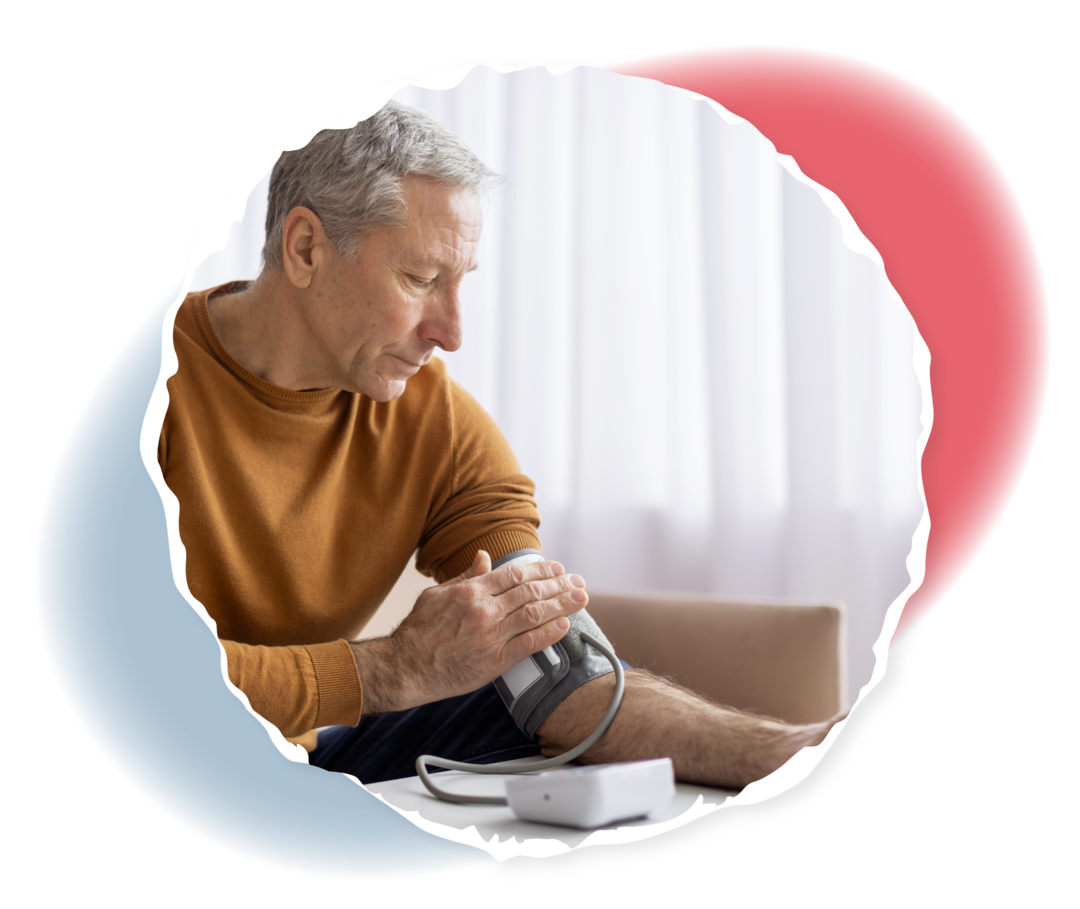 Ein älterer Mann hat die Manschette eines elektrischen Blutdruckmessgeräts um seinen Oberarm gelegt.