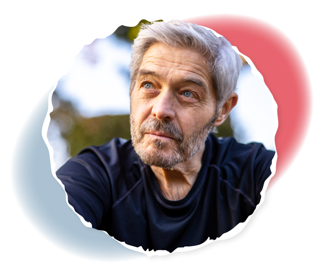 Ein älterer Mann schaut nachdenklich in die Ferne.