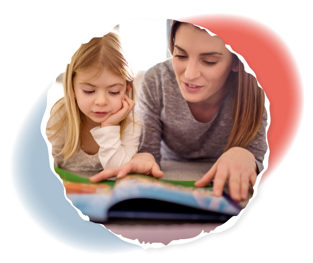 Eine Frau und ein Mädchen schauen gemeinsam in ein Buch.