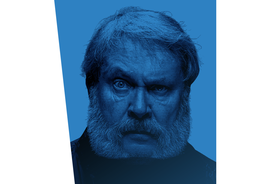 Eine Person zieht eine Augenbraue hoch. 