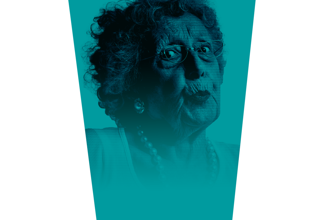 Eine Person spitzt den Mund und blickt in die Kamera.