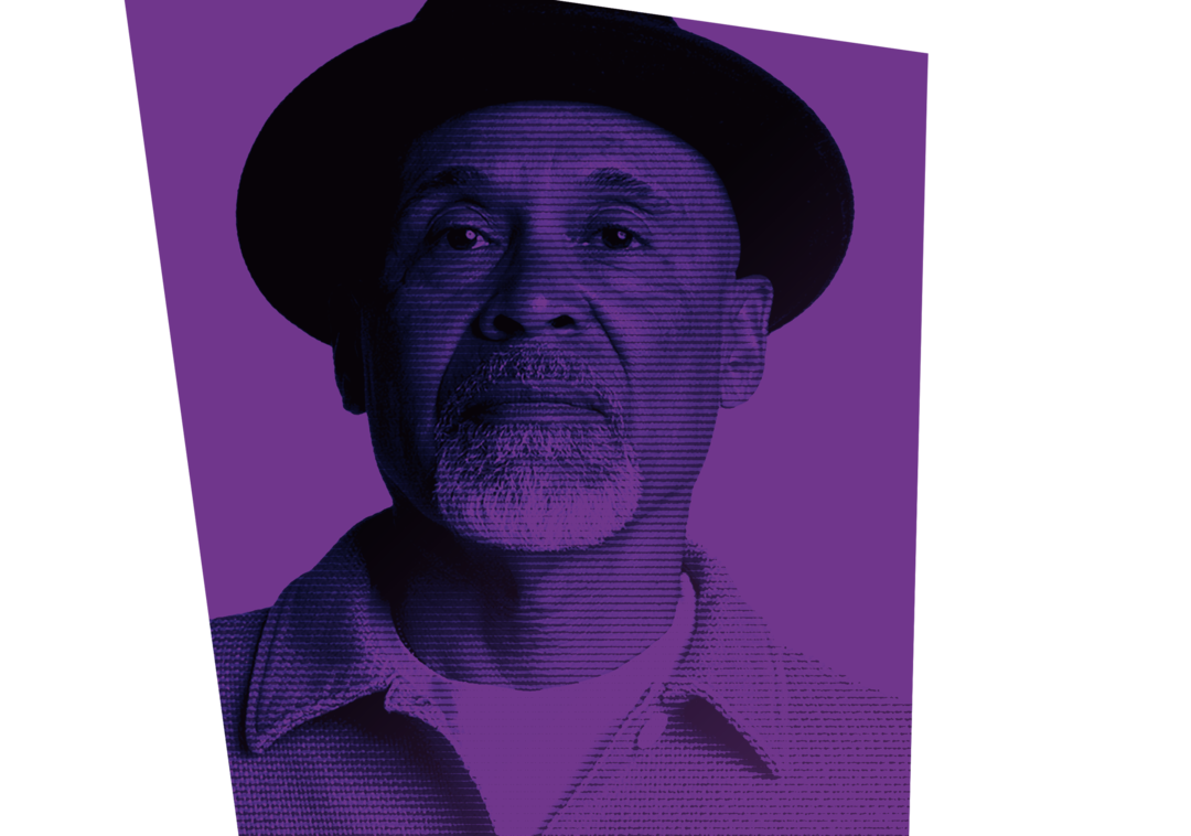 Eine Person mit Hut blickt in die Kamera.