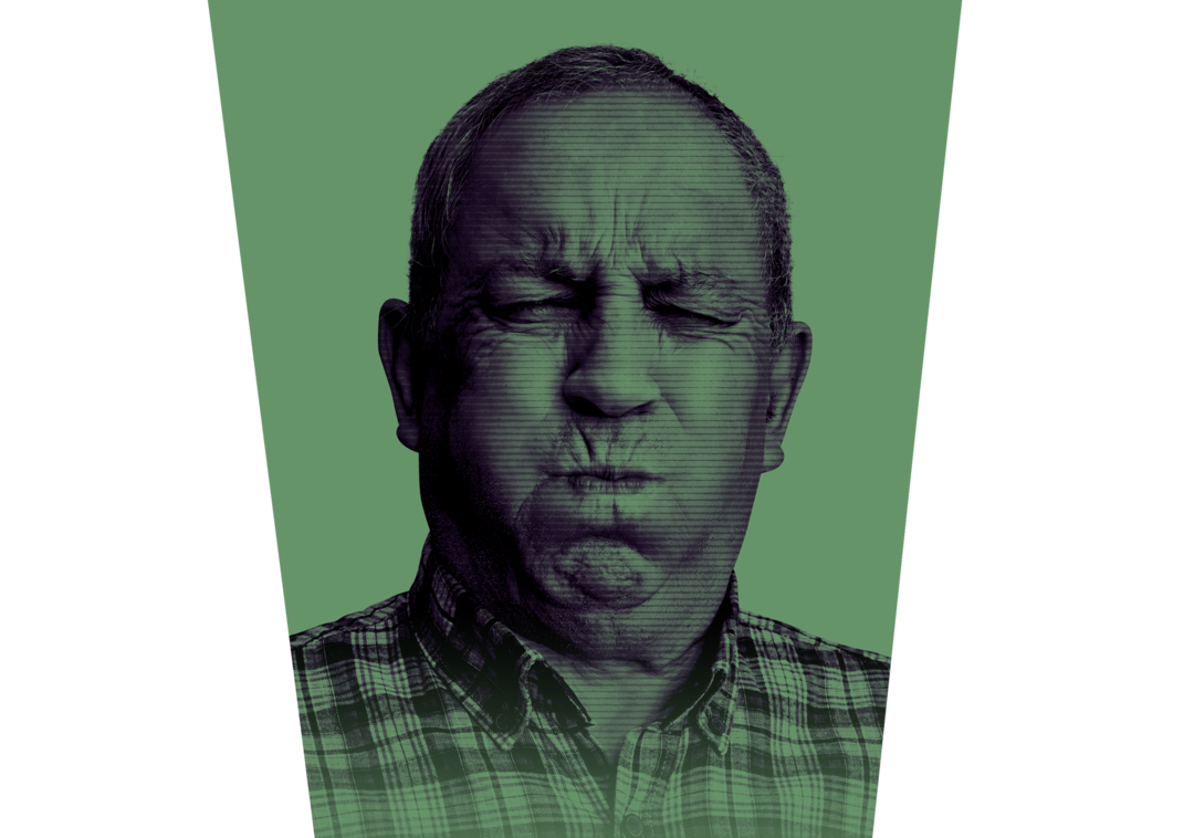 Eine Person bläst die Backen auf.