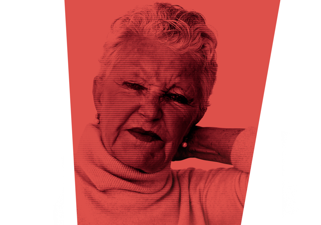 Eine Person kneift die Augen zusammen und hält die Hand im Nacken.