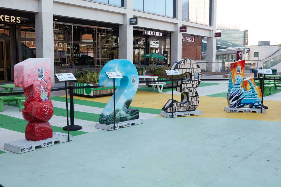 Vier der MPN-10-Skulpturen vor Ort. 